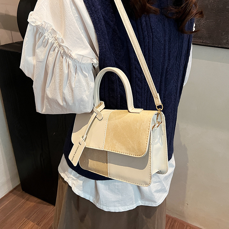 The new 2024 winter collection features a niche design with color-blocking and patchwork hand-held small square bag, a Korean-style fashionable, simple and retro single-shoulder bag details Picture