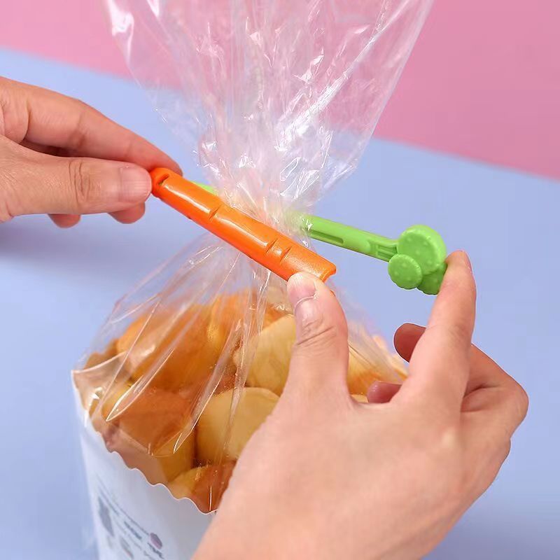 Cute carrot sealing clip, refrigerator magnetic sticker, kitchen small clip, creative food, snack bag, moisture-proof sealing wonder Application Scenario