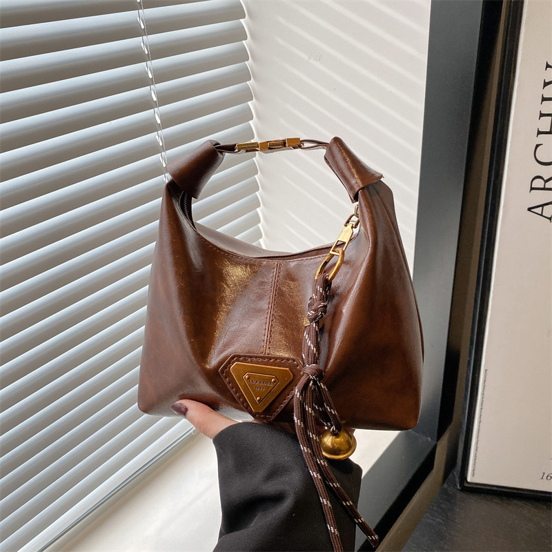 Large-capacity women's casual 2024 new niche design chain single-shoulder crossbody bag for work and commuting dumplings full figure