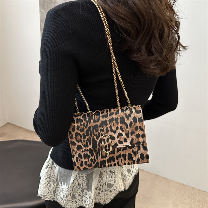 Simple and fashionable leopard print 2024 early autumn new style, simple and stylish commuting retro chain single-shoulder crossbody small square bag for women details Picture