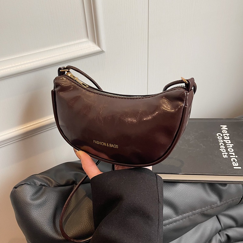 This stylish and versatile small women's bag is a new 2024 fashion single-shoulder crossbody bag for commuting full figure