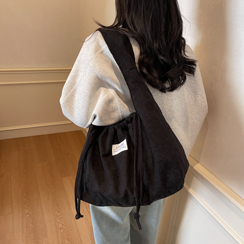 This is a new, trendy, retro, versatile, large-capacity, casual and lightweight single-shoulder bag for women in 2025 Specification drawing