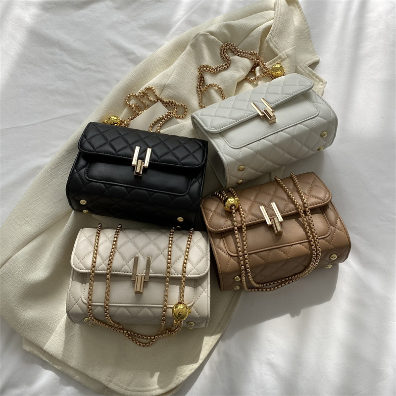 A stylish 2024 new ins diamond-shaped embroidered chain women's bag, a single-shoulder solid color small square bag for female students Application Scenario