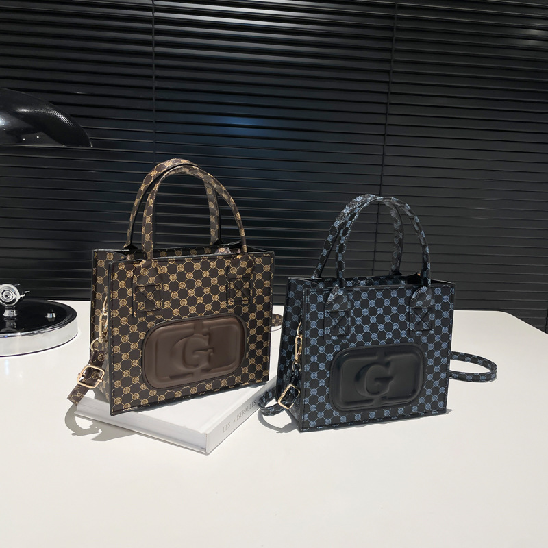 Cross-border printed small square bag 2025 New style European and American fashion crossbody bag, trendy retro letter handbag Application Scenario