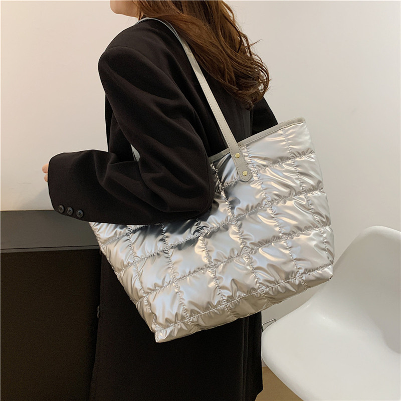 A niche quality single-shoulder bag, a fashionable and simple bag, a large-capacity 2024 new tote bag for women's commuting to school Specification drawing
