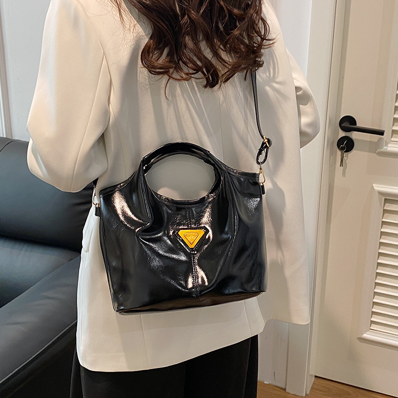 Korean style personalized and fashionable hand-held bucket bag 2024 winter new retro commuter single-shoulder crossbody bag details Picture