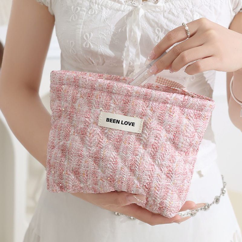 The new Xiu Meng hand-held storage bag is a fashionable small chanel-style makeup bag and a portable makeup bag for women. It has a large capacity and a high-end feel Specification drawing