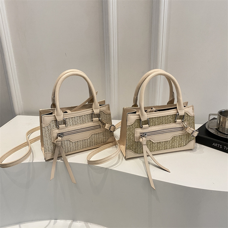 A versatile crossbody bag for women's summer 2025, a trendy little chanel-style diamond-shaped bag with a high-end feel, a single-shoulder small square bag Application Scenario