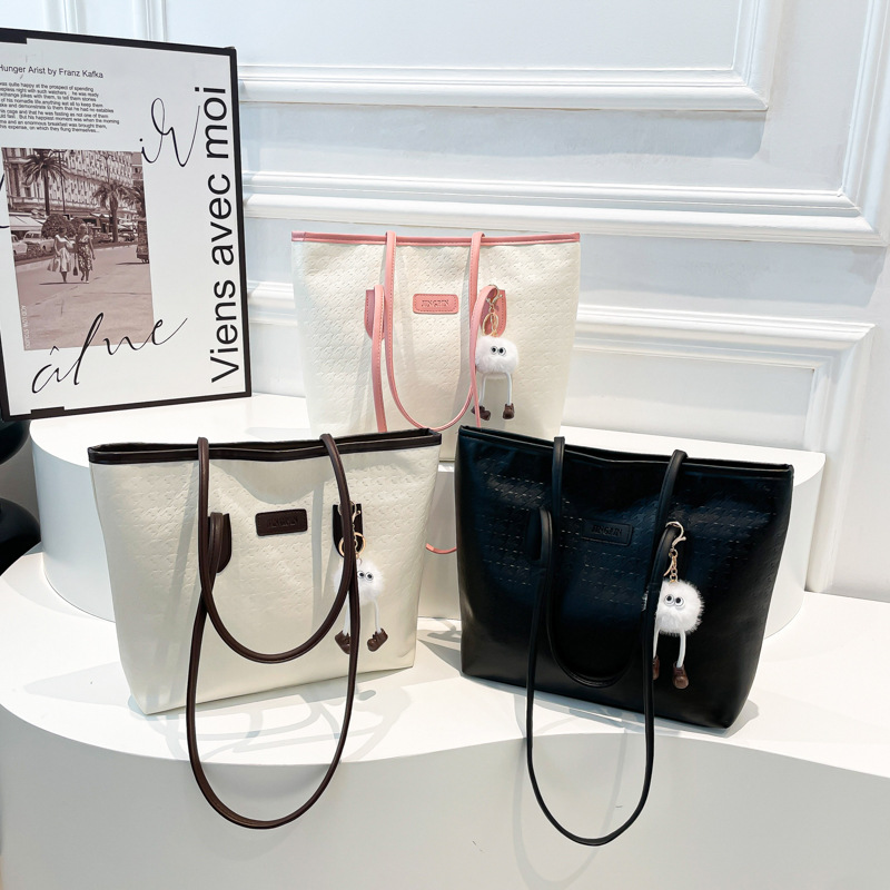 Large-capacity women's 2024 new style trendy winter single-shoulder bag, versatile tote bag for students' commuting to school Application Scenario