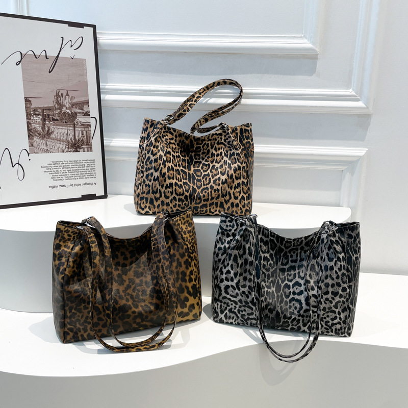 High-end leopard print tote bag for women's winter, large-capacity, high-quality women's bag, fashionable and versatile, commuting single-shoulder bag Application Scenario