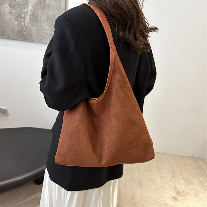 A new retro and individualistic commuter single-shoulder bag for winter 2024, with a large capacity, fashionable, simple and casual underarm tote bag Specification drawing
