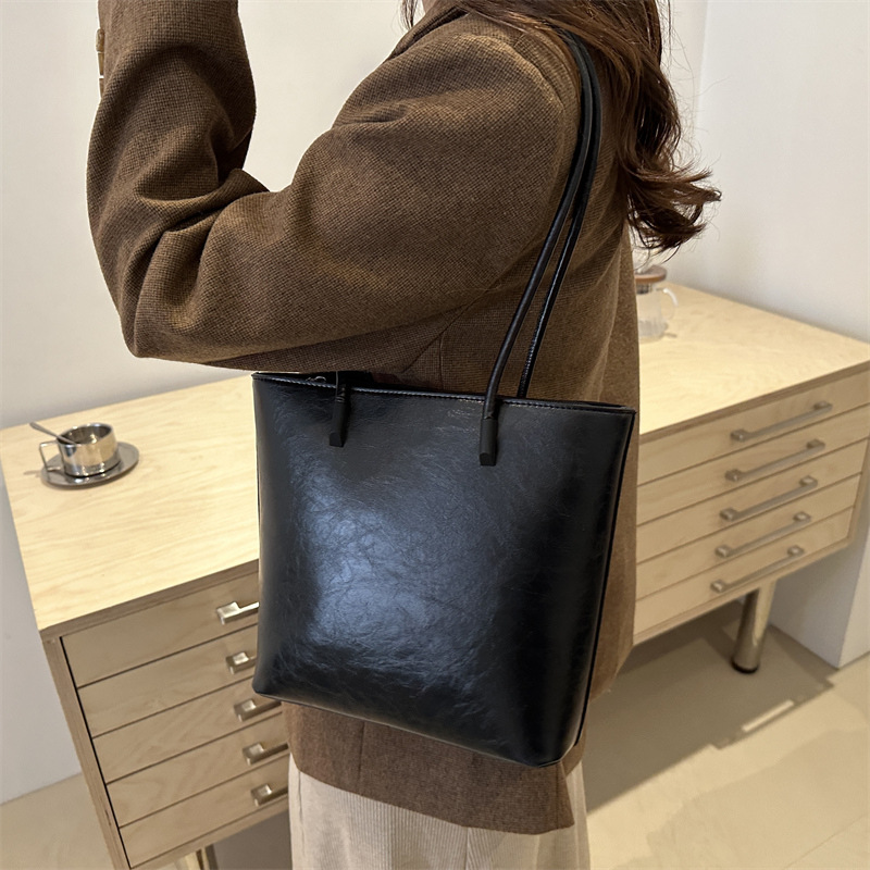 The 2024 new retro tote bag from South Korea is a versatile, high-quality, large-capacity single-shoulder underarm bag details Picture