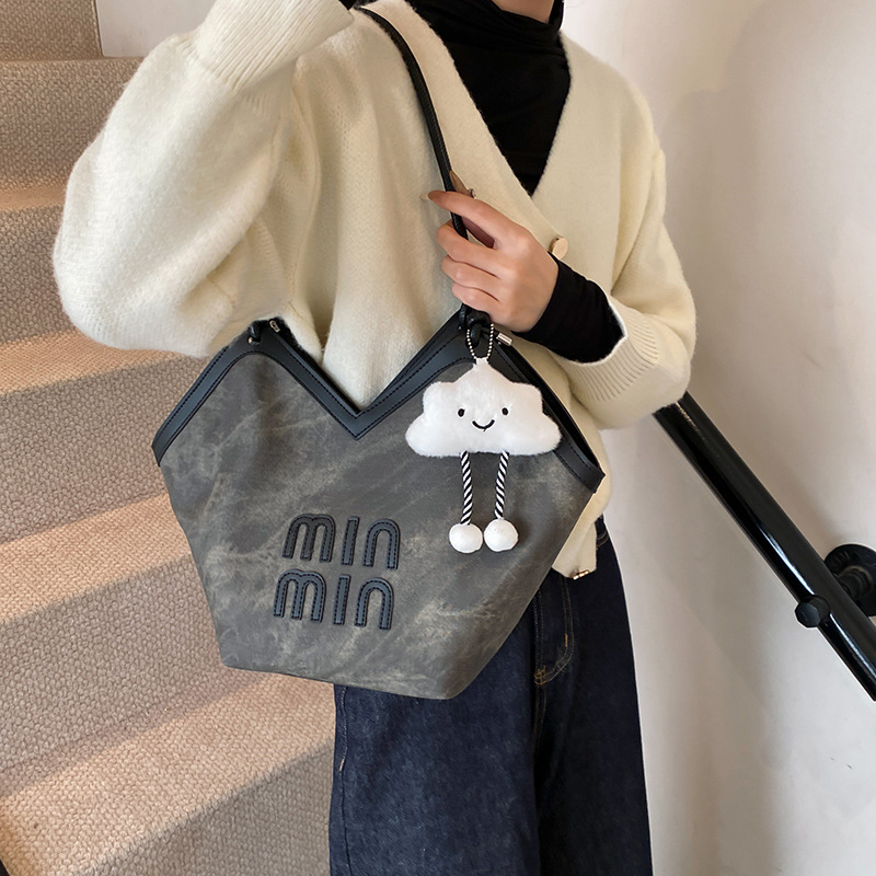 Large-capacity bag for women's winter casual 2024 new niche design single-shoulder shopping bag for work and commuting tote bag details Picture