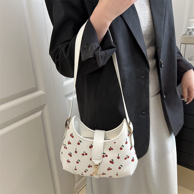 Simple and large-capacity crossbody bag for women 2025 new style, versatile strawberry print single-shoulder underarm bag, small square bag details Picture