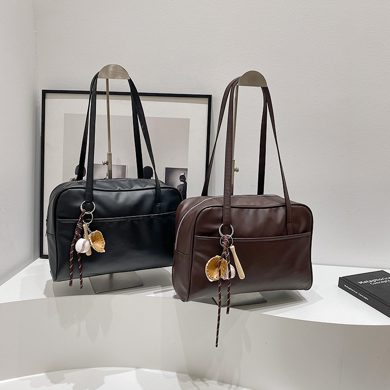 A new winter 2024 Korean-style, minimalist, large-capacity trendy tote bag for women, a casual and stylish single-shoulder bag Application Scenario