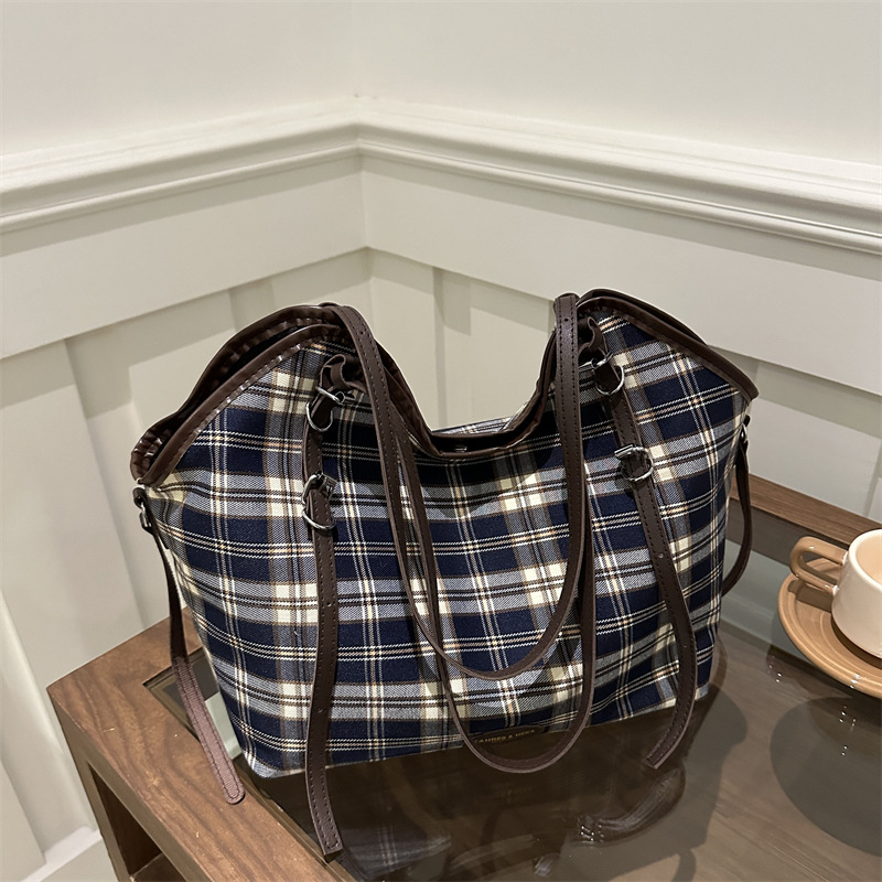 Cross-border high-quality large-capacity underarm bag for women 2024 new autumn and winter fashion single-shoulder bag with checkered commuter tote bag full figure