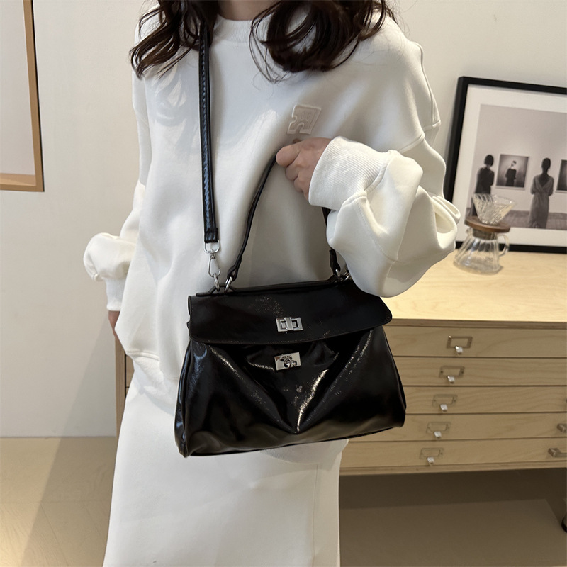 A new, stylish, laid-back and casual solid color 2024 retro and stylish large-capacity hand-held shoulder crossbody women's bag Specification drawing