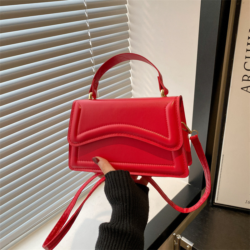 A fresh and simple square bag for spring 2025, a fashionable single-shoulder bag, a solid color handbag, and a crossbody bag full figure