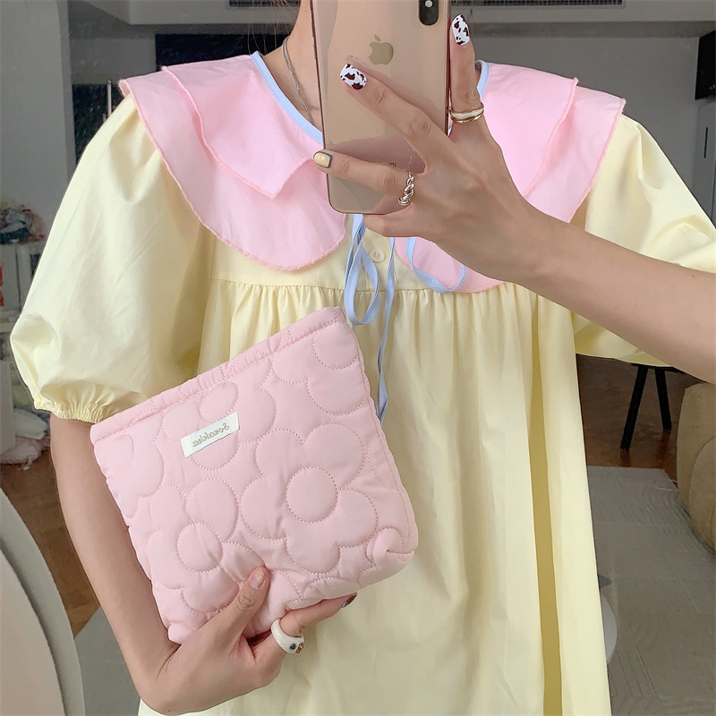 37261 New style makeup bag, large-capacity polyester flower storage bag, cute and portable toiletry bag, water and lotion mouth red envelope Application Scenario