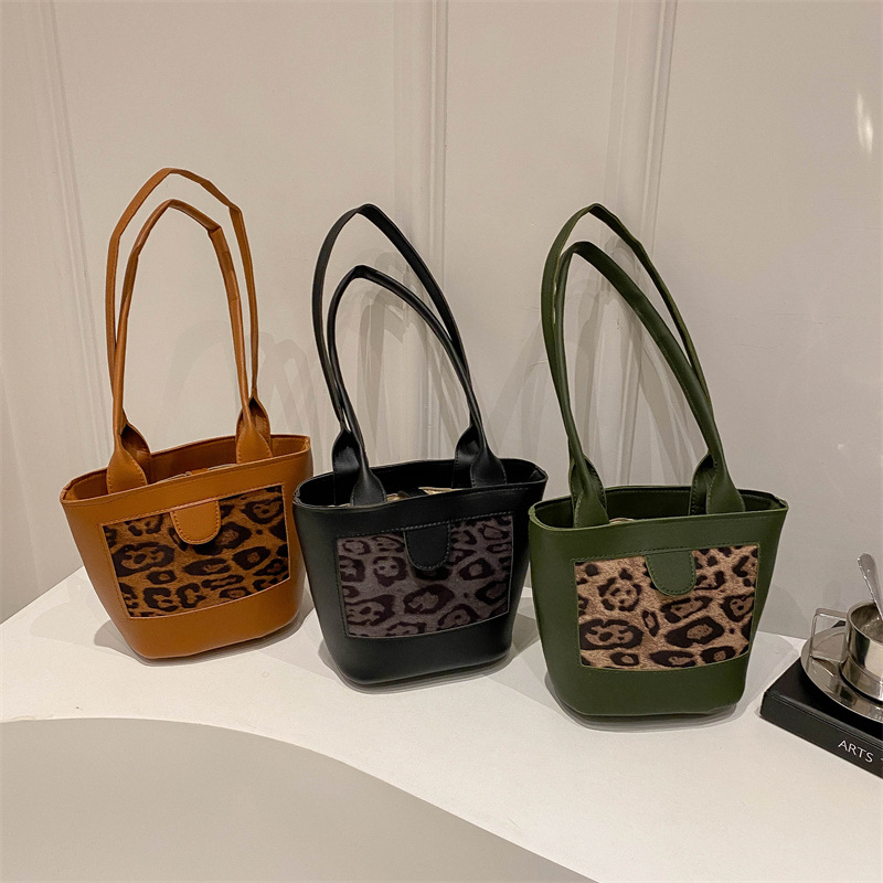 Retro large-capacity commuter bag for women, 2024 new style fashionable casual tote bag, niche trend versatile shoulder bag Application Scenario