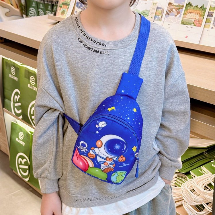 New cartoon and cute crossbody bag for children, trendy and versatile chest bag, single-shoulder bag for kindergarten boys, and coin purse Application Scenario