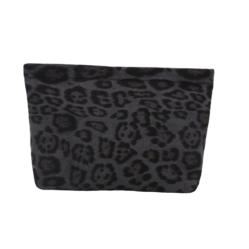 A niche leopard print bucket bag for women, a new spring 2025 versatile and fashionable commuter single-shoulder underarm bag Item Picture