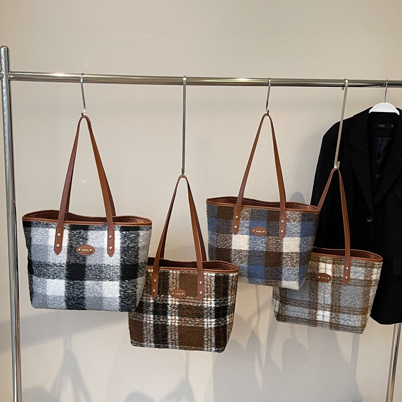 Large-capacity, stylish and trendy commuter 2024 winter new style woolen checkered single-shoulder tote bag for women Application Scenario