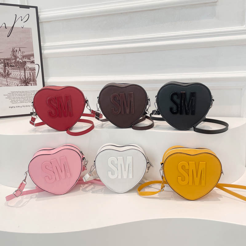 The new Spring 2025 ins heart-shaped bag is a trendy and stylish single-shoulder crossbody bag with a textured lettered cross-border fashion heart-shaped bag Application Scenario