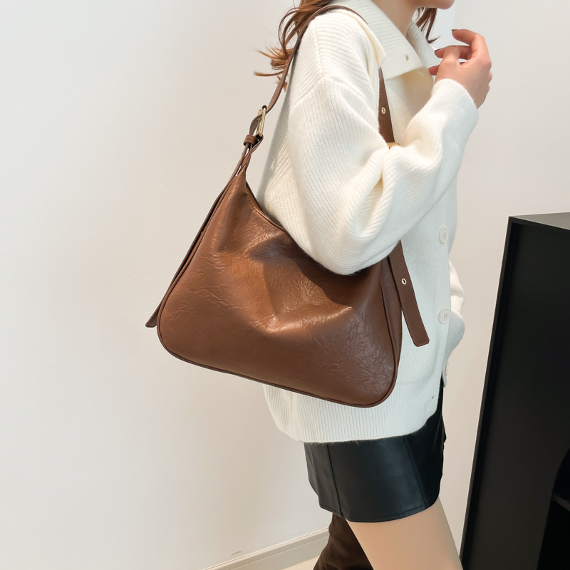 The new high-end large-capacity commuter single-shoulder underarm bag is a versatile winter cross-border trendy crossbody bag Specification drawing