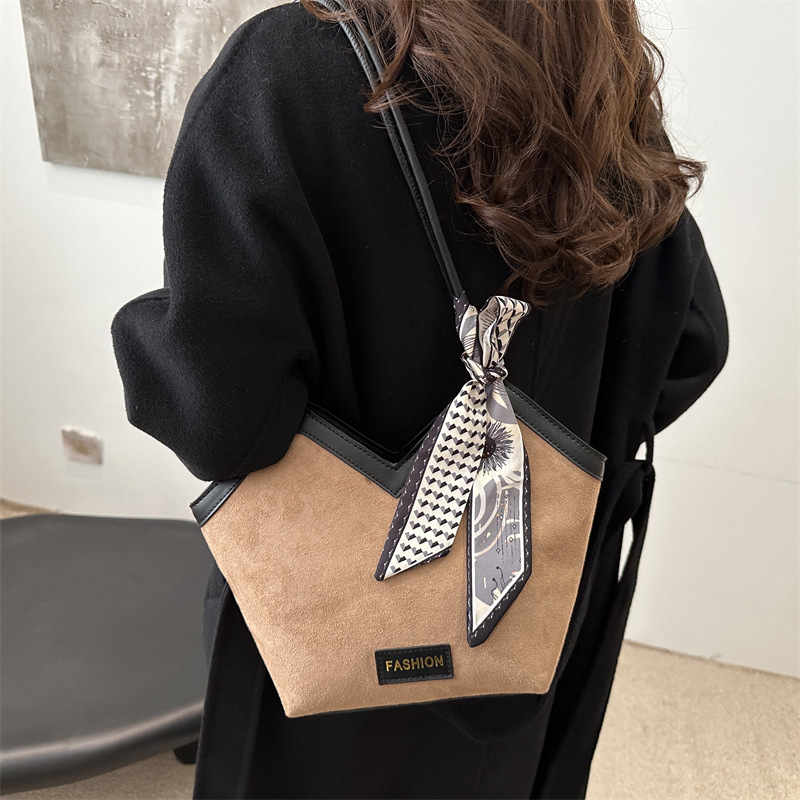 Cross-border winter commuting bag for women 2024 New High-end large-capacity tote bag, fashionable single-shoulder bag details Picture
