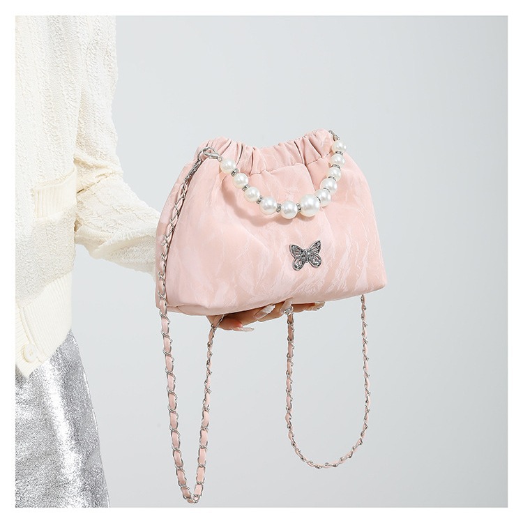 The Korean-style niche pleated cloud bag is versatile, elegant and simple. The new commuter dumpling bag is a high-end crossbody bag for girls Application Scenario