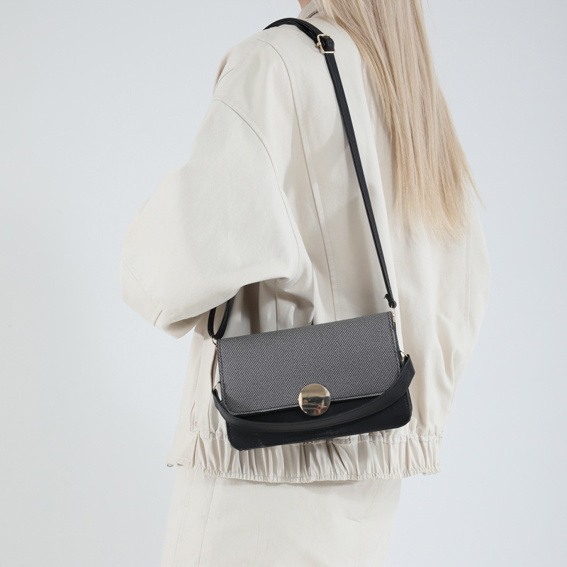 The 2025 quality patchwork single-shoulder bag is a new, fashionable and stylish small square bag. It is a versatile and niche color-blocking crossbody bag Specification drawing