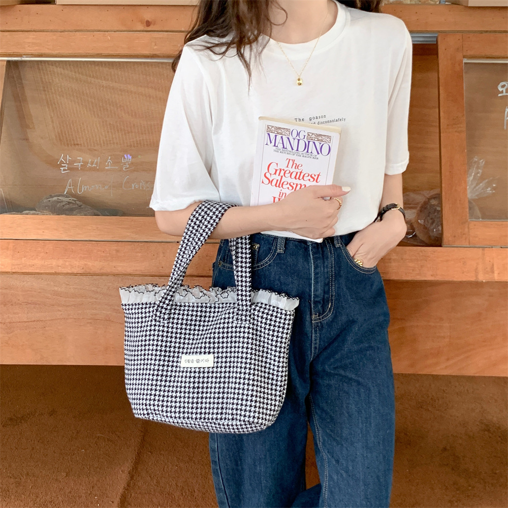 26222 Korean-style lace color-blocking handbag, retro lady's stroll bag, hand-held mommy bag, mobile phone bento bag Application Scenario
