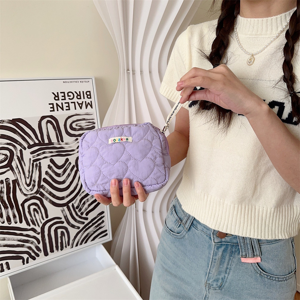 43291 InS-style heart-shaped makeup bag, portable storage bag, wallet, portable inner bag, clutch bag, toiletry bag Application Scenario