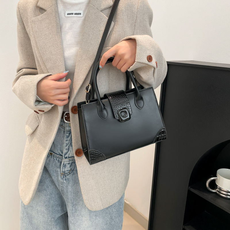 High-quality and fashionable handbag, Spring 2025 new style, niche design, versatile ins single-shoulder crossbody bag, small square bag details Picture