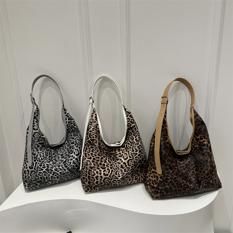 A large-capacity, fashionable leopard print large bag for women's cross-border 2024 winter new single-shoulder bag, trendy, versatile and simple tote bag Application Scenario