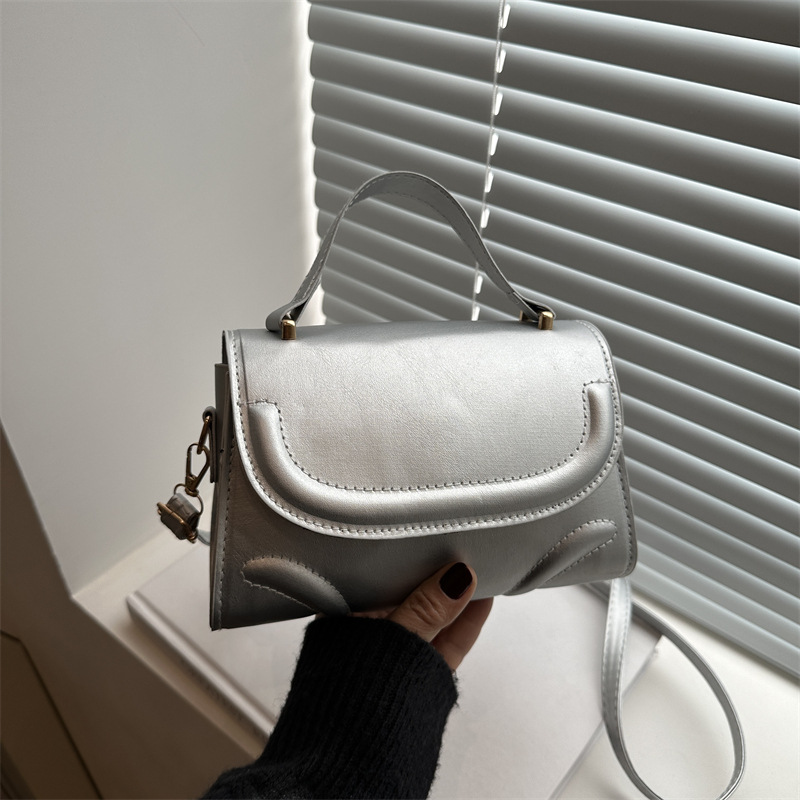 New cross-border single-shoulder bag, fashionable small square bag, versatile and simple commuting bag, fashionable and high-quality crossbody bag full figure