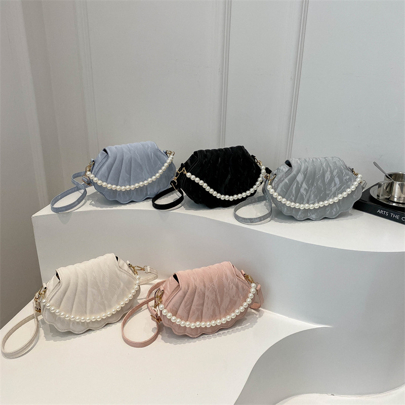A beautiful, trendy and personalized handbag for women, a new autumn/winter 2024 fashion single-shoulder bag, a simple and casual crossbody bag, and a shell bag Application Scenario