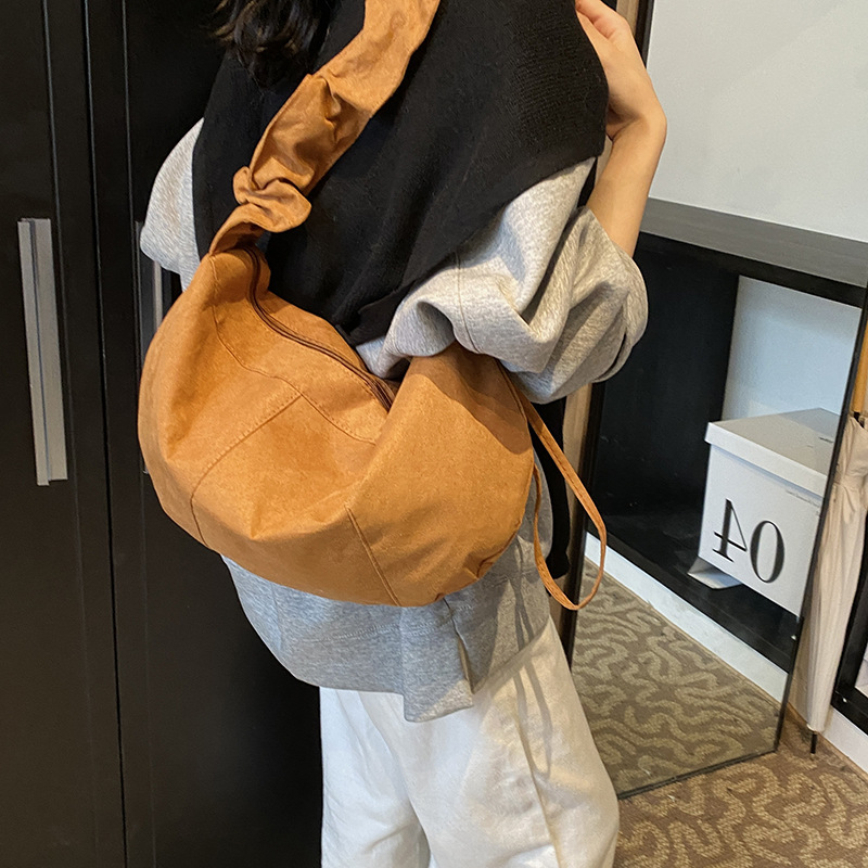 Crossbody bag for women, 2024 autumn new style, large-capacity pleated dumpling bag, simple matte texture, versatile single-shoulder bag details Picture