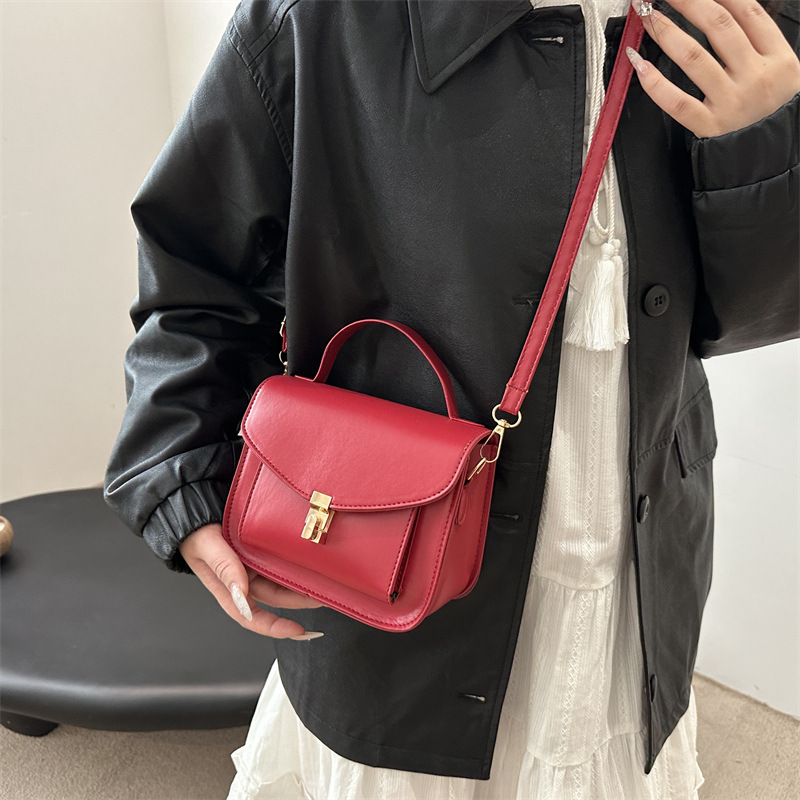 This year, the retro messenger bag with a simple lock button is in vogue. It's a new single-shoulder crossbody small square bag for 2025 Specification drawing