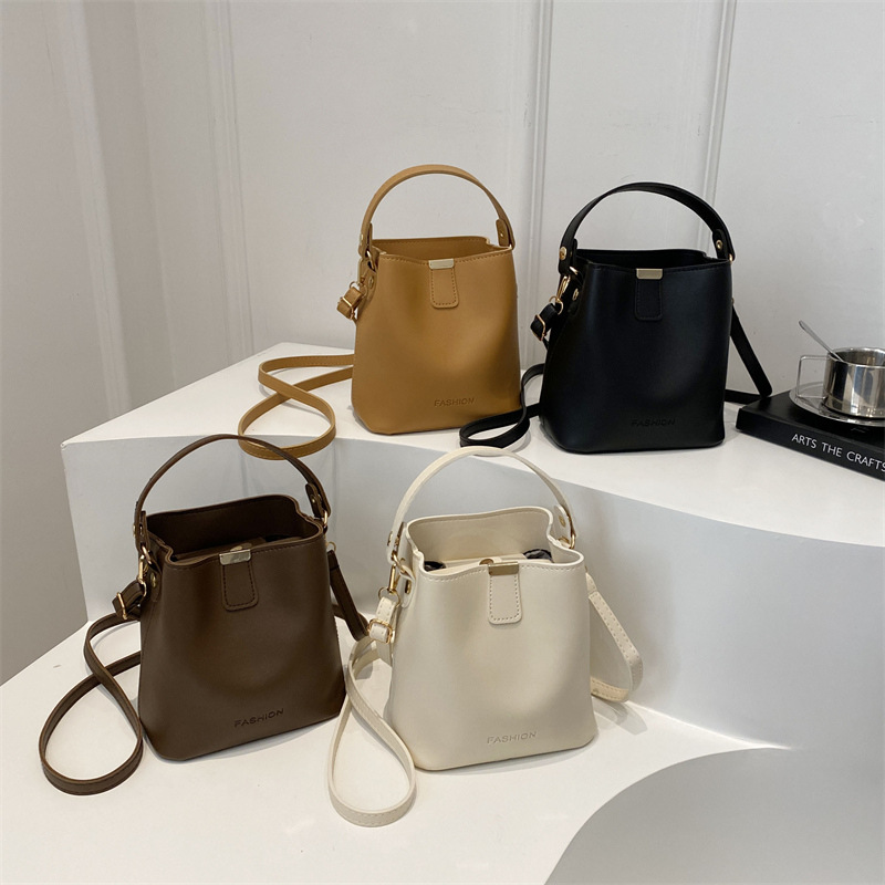 The 2024 new retro bucket bag for women is a fashionable handbag for ladies. It is a solid color, simple and large-capacity single-shoulder bag Application Scenario