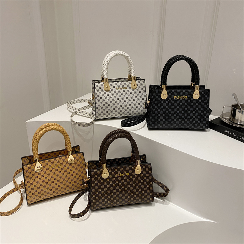 Women's bag 2024 Fashion Trend Casual hand-held small square bag Korean style retro single-shoulder crossbody women's small square bag Application Scenario