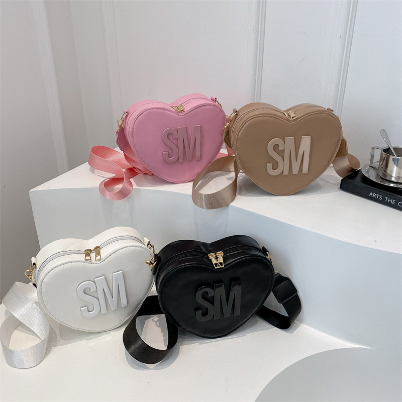 Spring 2025 new cross-border bag: European and American fashion trend letter solid color heart-shaped bag, trendy single-shoulder bag Application Scenario
