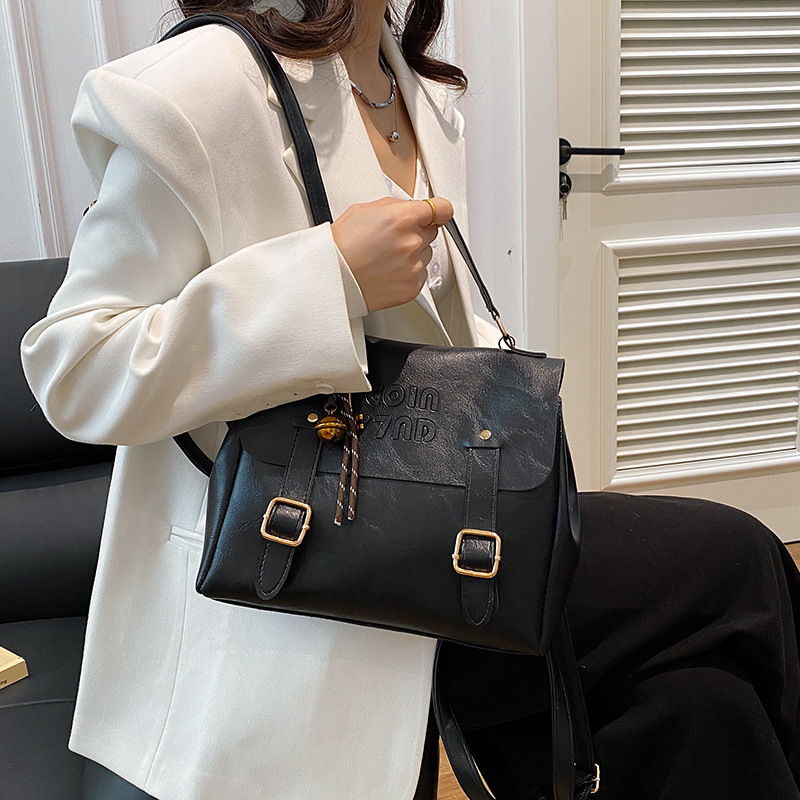 A solid color, fashionable and niche design backpack, a new trendy handbag for women in 2025, simple and stylish, single-shoulder crossbody bag Specification drawing