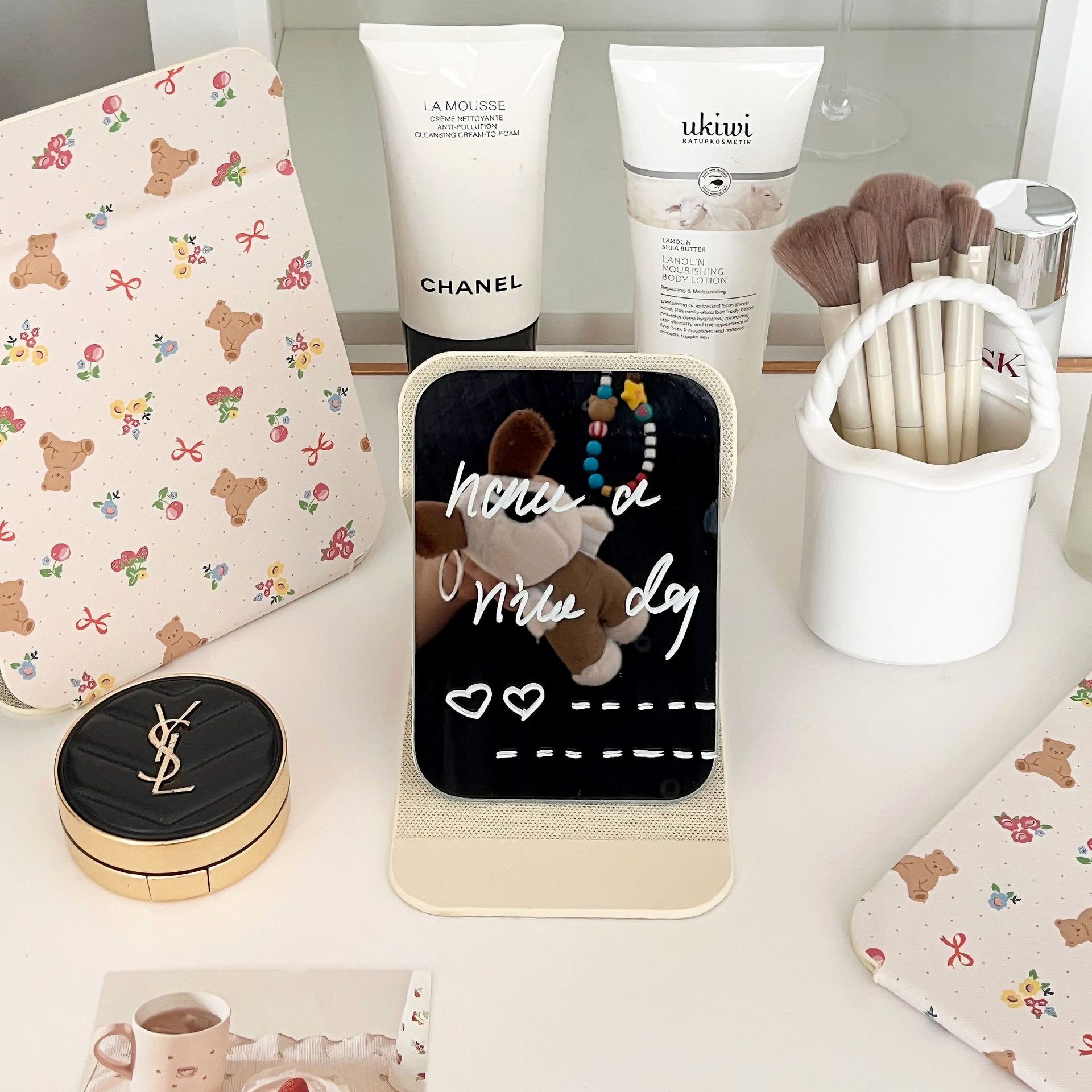 Cartoon bear folding small mirror, makeup mirror, student dormitory desktop dressing mirror, desktop standing portable mirror Application Scenario