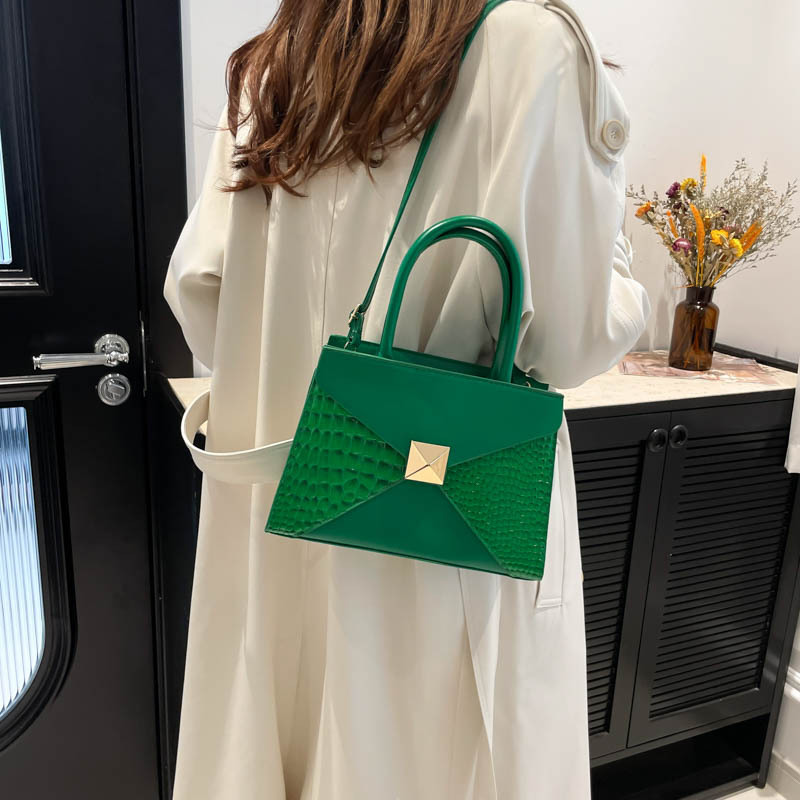 2024 New autumn fashion crocodile pattern handbag, embossed crossbody bag, European and American retro single-shoulder bag for women Specification drawing