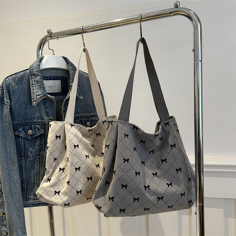 2024 New underarm bag, corduroy butterfly print, fashionable and casual single-shoulder bag, hand-held large-capacity tote bag for women Application Scenario