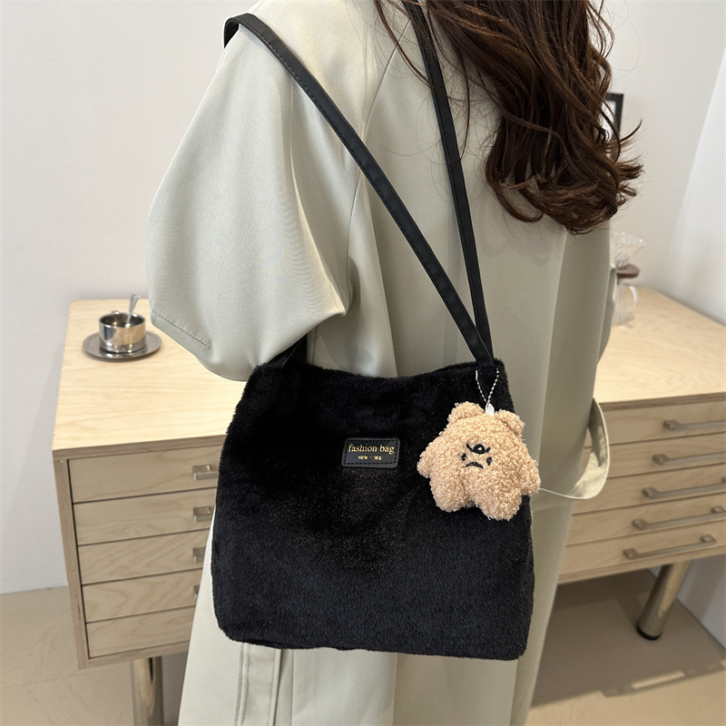 Spring Fashion Plush Bag for Women 2025, casual and versatile, large capacity commuter tote bag, quality single-shoulder handbag details Picture