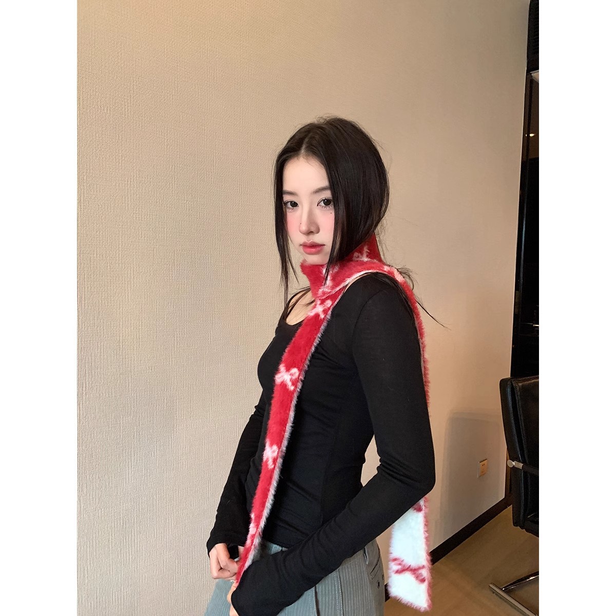 A narrow and long knitted scarf with a contrasting color bow, a Korean style Instagram autumn and winter fashion and warmth, a fluffy scarf for women Application Scenario
