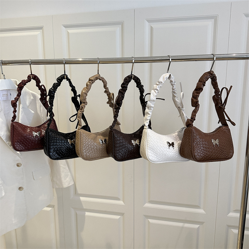 Large-capacity cross-border woven pattern hand-held pleated women's bag, Spring 2025 new butterfly shoulder bag, multi-functional armpit bag Application Scenario